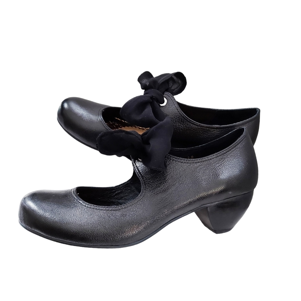 Elegant Black Heels with Bow Detail